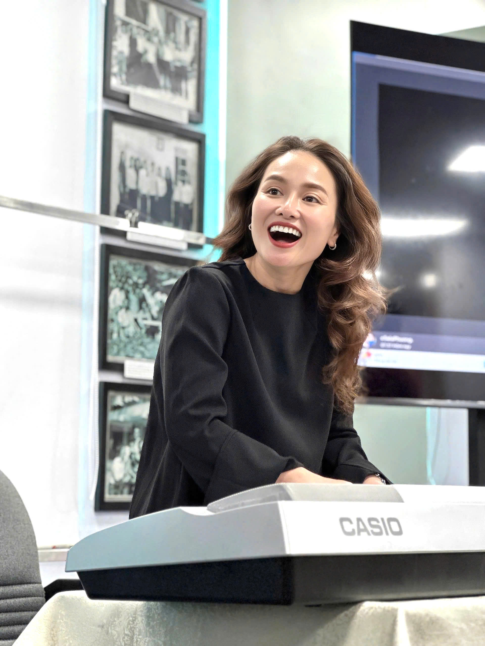 Ca sĩ Thu Phượng giao lưu 4 tiếng với sinh viên đại học: "Ước gì thời gian có thể dài hơn nữa"- Ảnh 4.