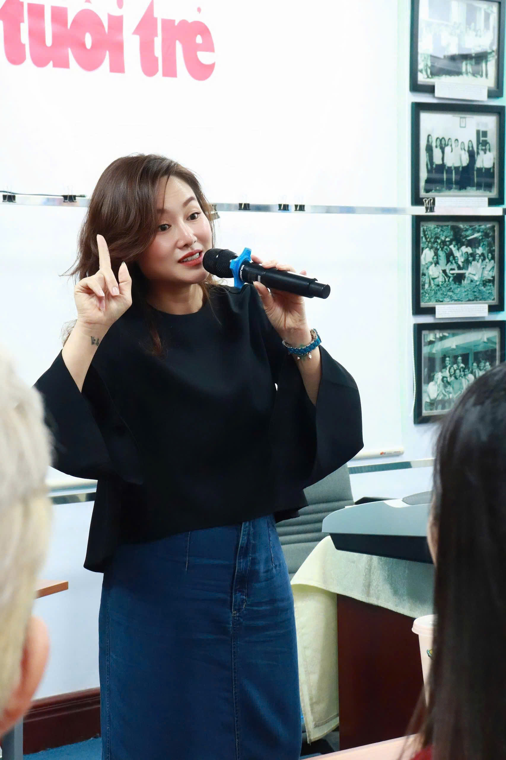 Ca sĩ Thu Phượng giao lưu 4 tiếng với sinh viên đại học: "Ước gì thời gian có thể dài hơn nữa"- Ảnh 5.