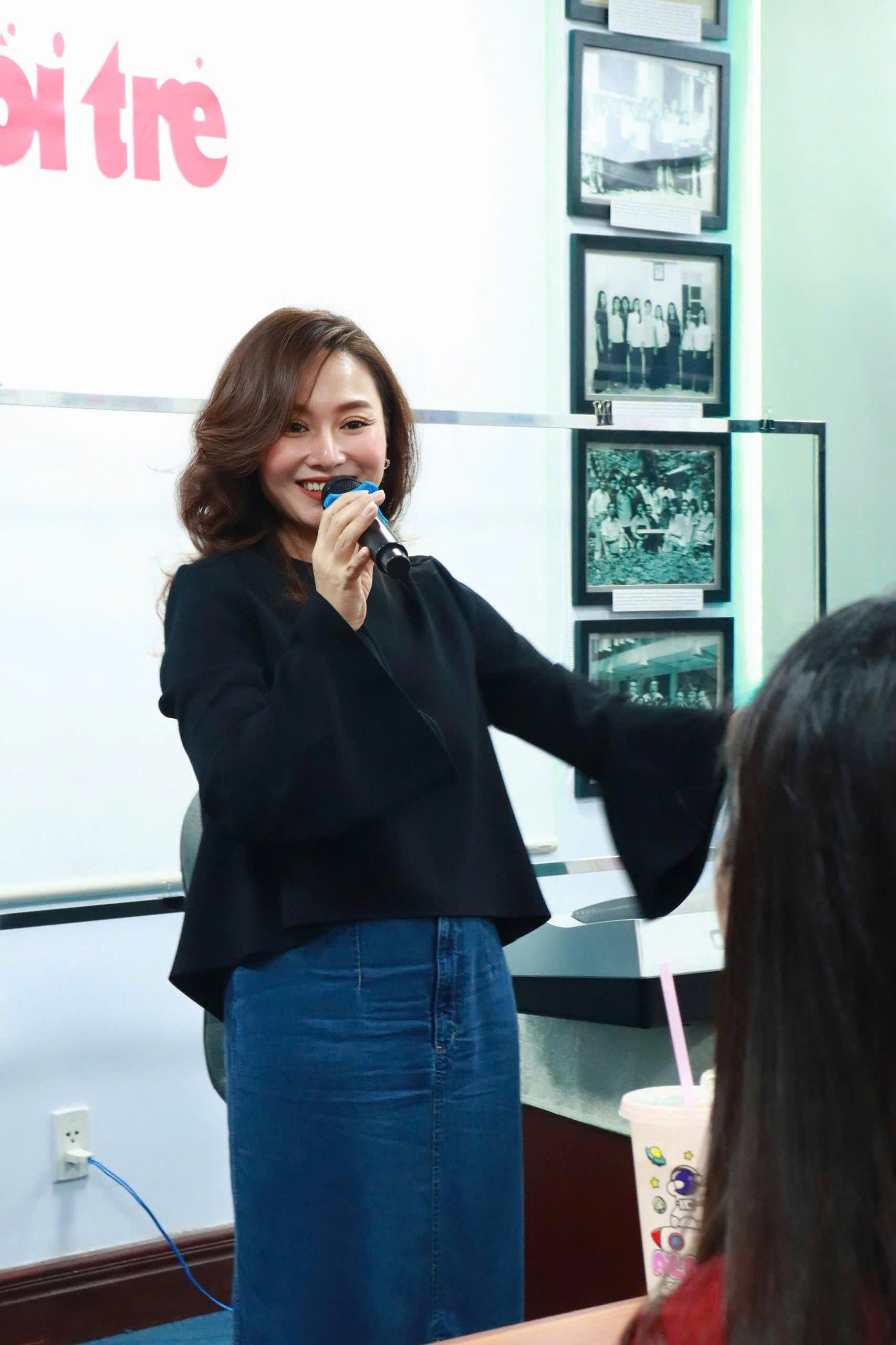 Ca sĩ Thu Phượng giao lưu 4 tiếng với sinh viên đại học: "Ước gì thời gian có thể dài hơn nữa"- Ảnh 1.