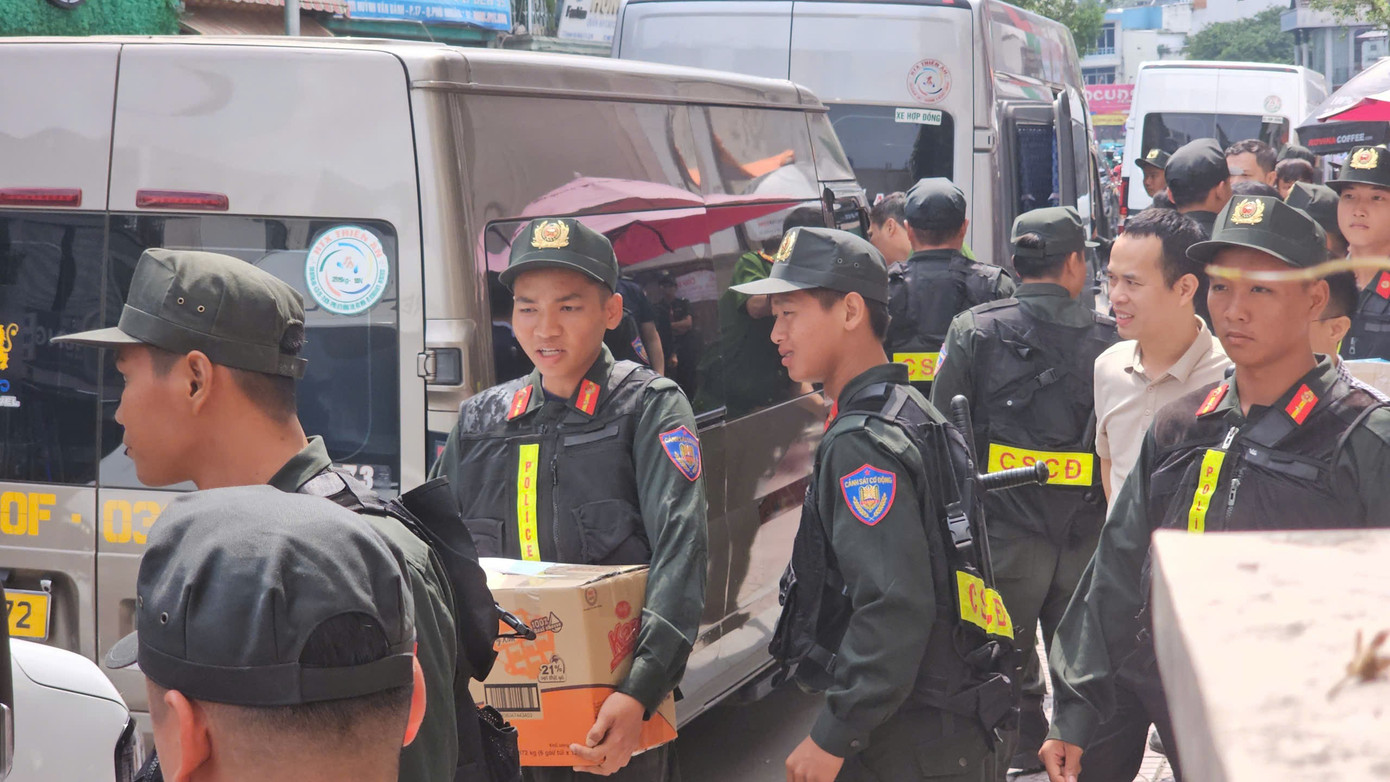 C&ocirc;ng an thu giữ nhiều t&agrave;i liệu từ kh&aacute;m x&eacute;t Thẩm mỹ viện Mailisa TPHCM- Ảnh 4.