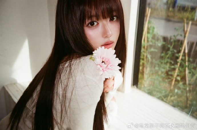 Mỹ nhân đang viral khắp Trung Quốc vì mắt to như "hột xoàn 50 carat"- Ảnh 1.