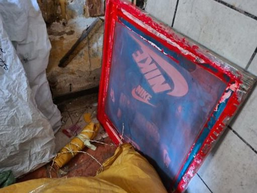 Đột kích một trung tâm mua sắm sầm uất, cảnh sát thu giữ loạt sản phẩm nhái thương hiệu Nike, Puma, quần áo, máy khâu,... số lượng lớn, tổng giá trị hơn 14 tỷ đồng- Ảnh 1.