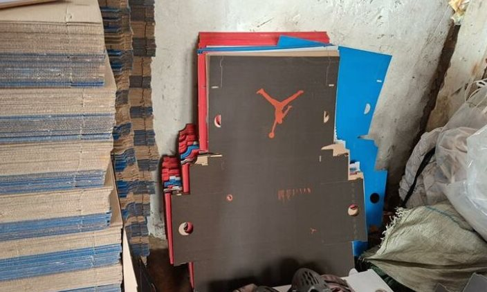 Đột kích một trung tâm mua sắm sầm uất, cảnh sát thu giữ loạt sản phẩm nhái thương hiệu Nike, Puma, quần áo, máy khâu,... số lượng lớn, tổng giá trị hơn 14 tỷ đồng- Ảnh 5.