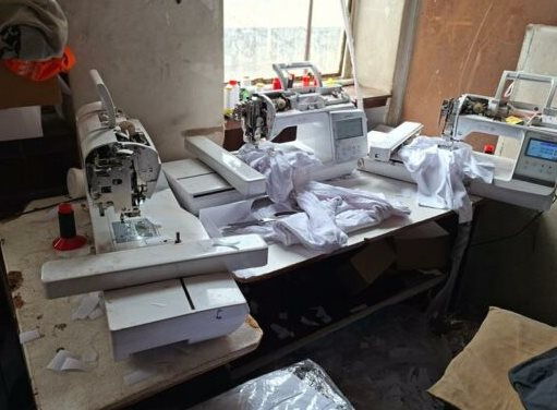 Đột kích một trung tâm mua sắm sầm uất, cảnh sát thu giữ loạt sản phẩm nhái thương hiệu Nike, Puma, quần áo, máy khâu,... số lượng lớn, tổng giá trị hơn 14 tỷ đồng- Ảnh 4.