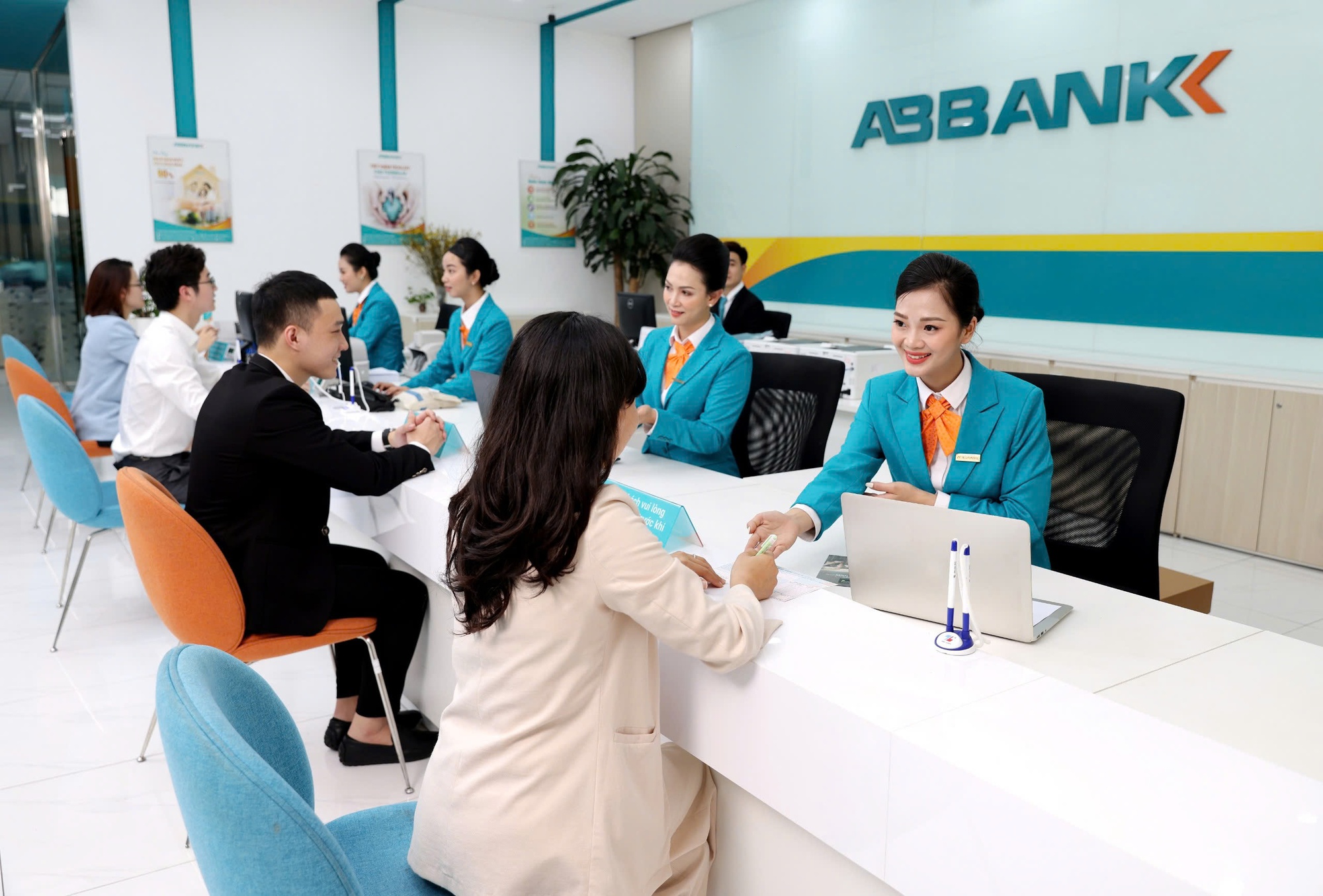ABBANK: Ông Vũ Văn Tiền trở lại làm chủ tịch HĐQT dẫn dắt ngân hàng, ông Phạm Duy Hiếu thôi làm Tổng giám đốc- Ảnh 1. ABBANK: Ông Vũ Văn Tiền trở lại làm chủ tịch HĐQT dẫn dắt ngân hàng, ông Phạm Duy Hiếu thôi làm Tổng giám đốc- Ảnh 1.
