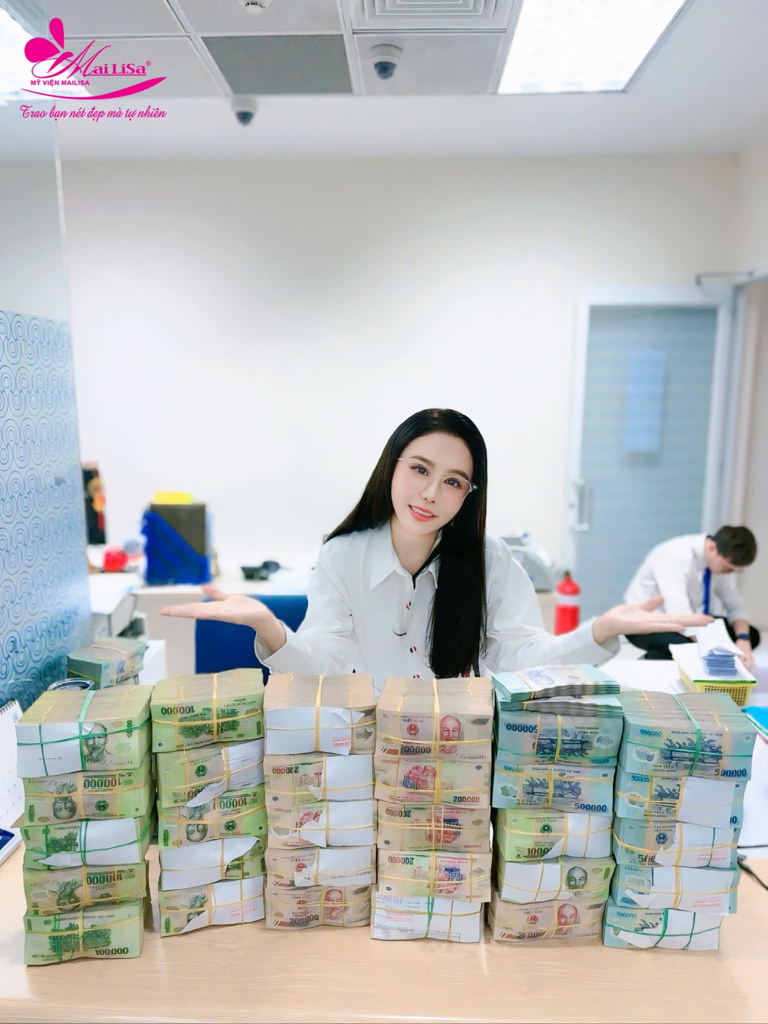 Quất đồ hiệu theo lô kiểu Mailisa: Một mẫu sơmi chốt luôn vài trăm cái, váy có tới cả nghìn chiếc- Ảnh 19. Quất đồ hiệu theo lô kiểu Mailisa: Một mẫu sơmi chốt luôn vài trăm cái, váy có tới cả nghìn chiếc- Ảnh 19.