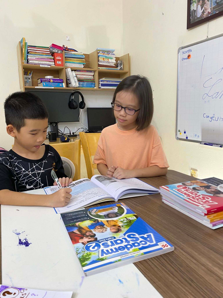 Cô bé 9 tuổi gây sốt vì dạy em trai 'chất' như cô giáo, nói tiếng Anh siêu chuẩn- Ảnh 2.