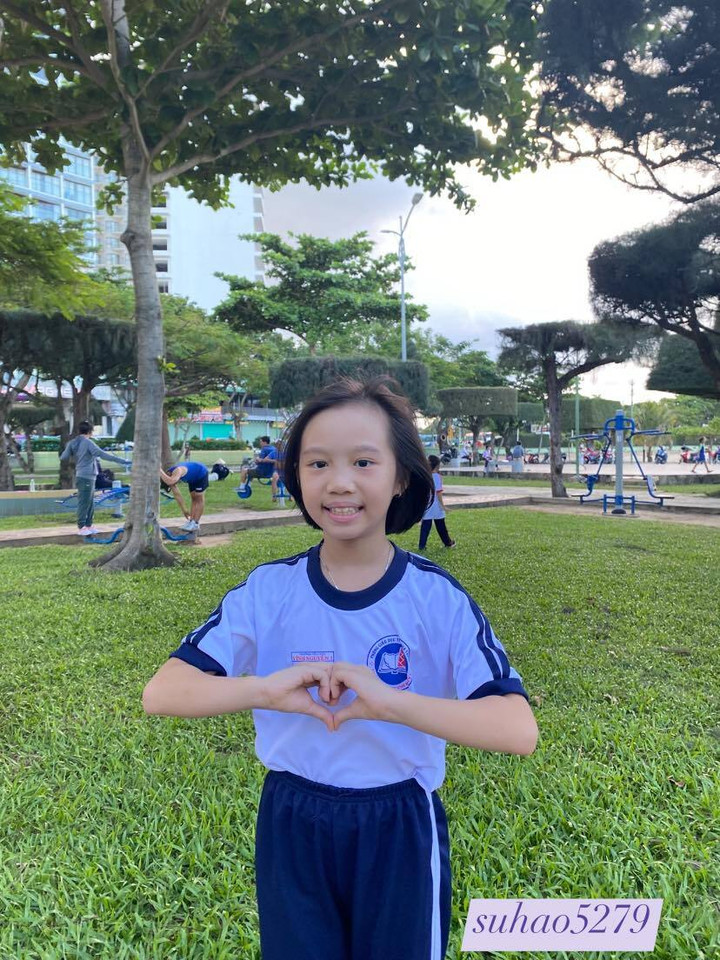 Cô bé 9 tuổi gây sốt vì dạy em trai 'chất' như cô giáo, nói tiếng Anh siêu chuẩn- Ảnh 9.