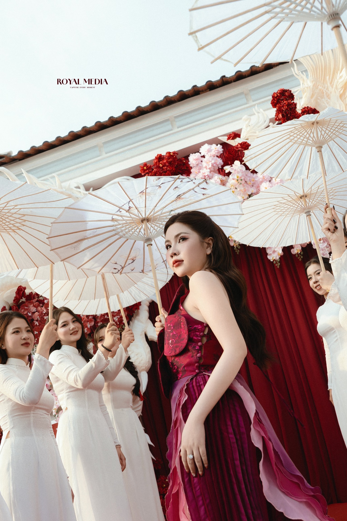 Cưới tiền vệ đội tuyển Việt Nam, cô dâu vàng đeo trĩu cổ đúng chuẩn 