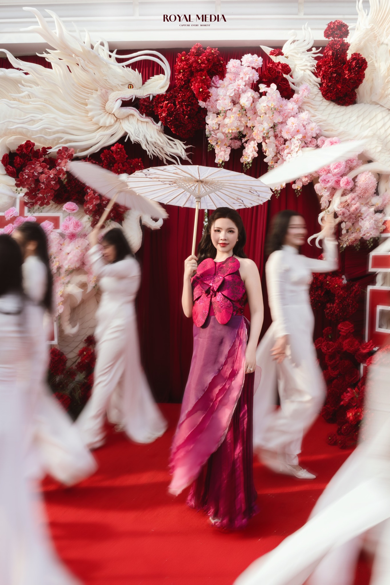 Cưới tiền vệ đội tuyển Việt Nam, cô dâu vàng đeo trĩu cổ đúng chuẩn 