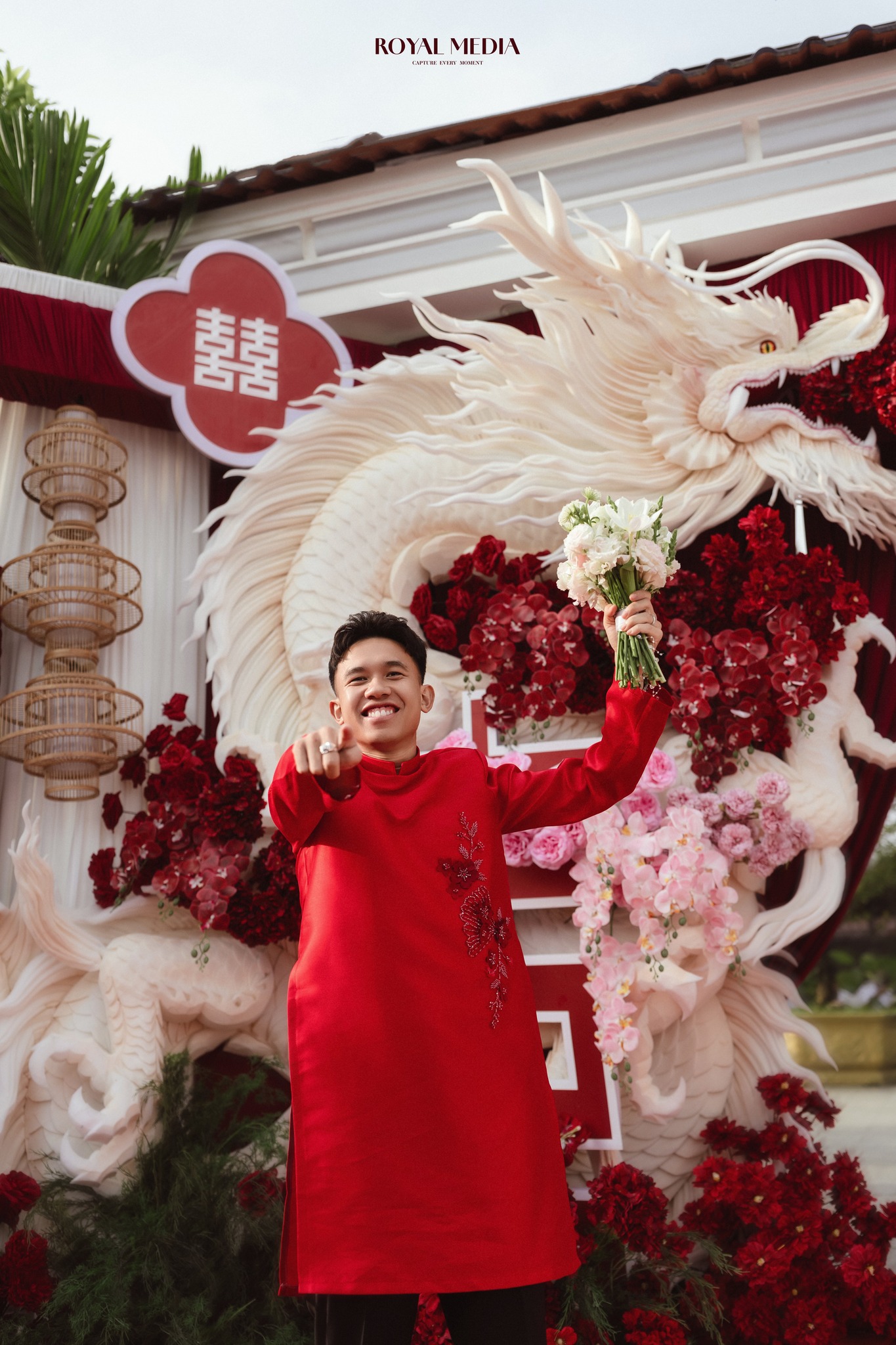 Cưới tiền vệ đội tuyển Việt Nam, cô dâu vàng đeo trĩu cổ đúng chuẩn 