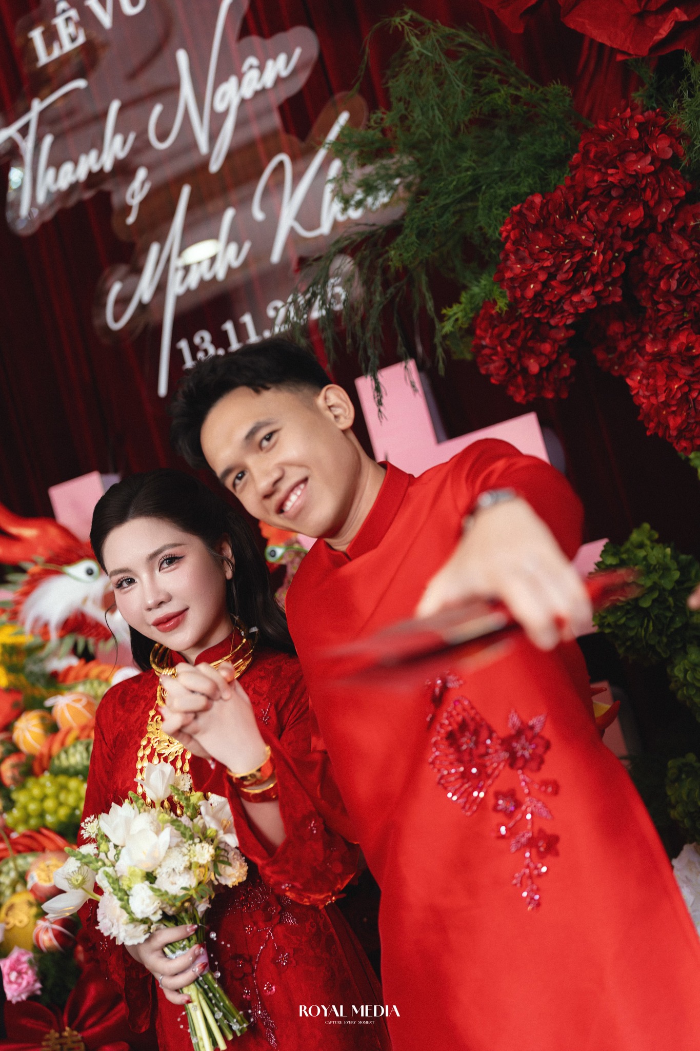 Cưới tiền vệ đội tuyển Việt Nam, cô dâu vàng đeo trĩu cổ đúng chuẩn 