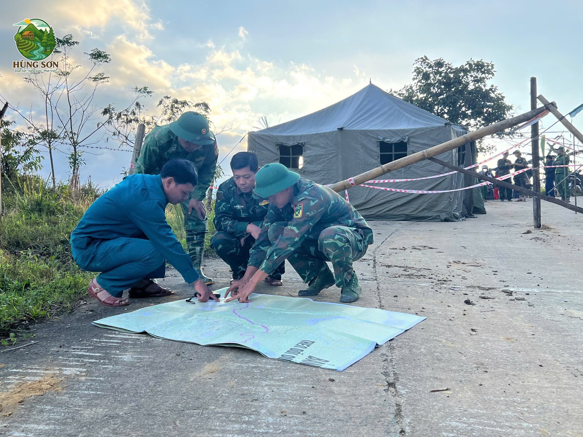 Toàn cảnh từ flycam vụ sạt lở kinh hoàng nghi vùi lấp 3 người ở Đà Nẵng- Ảnh 3.