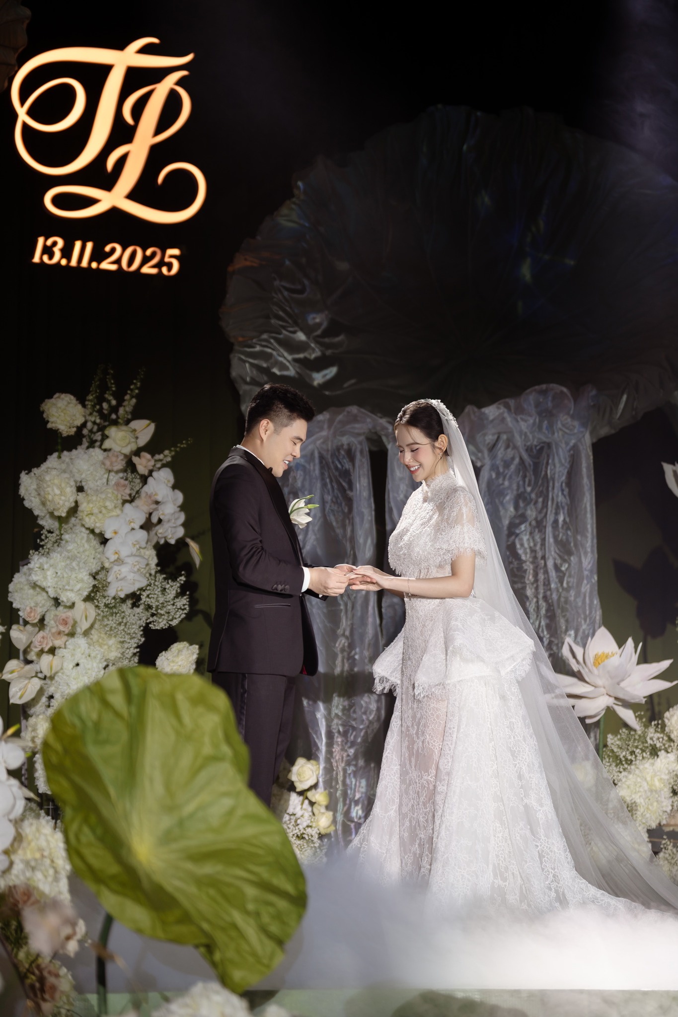 Khoảnh khắc hiếm: Bố chồng Hương Liên phát biểu trong đám cưới, nói gì mà con dâu bật khóc?- Ảnh 4. Khoảnh khắc hiếm: Bố chồng Hương Liên phát biểu trong đám cưới, nói gì mà con dâu bật khóc?- Ảnh 4.