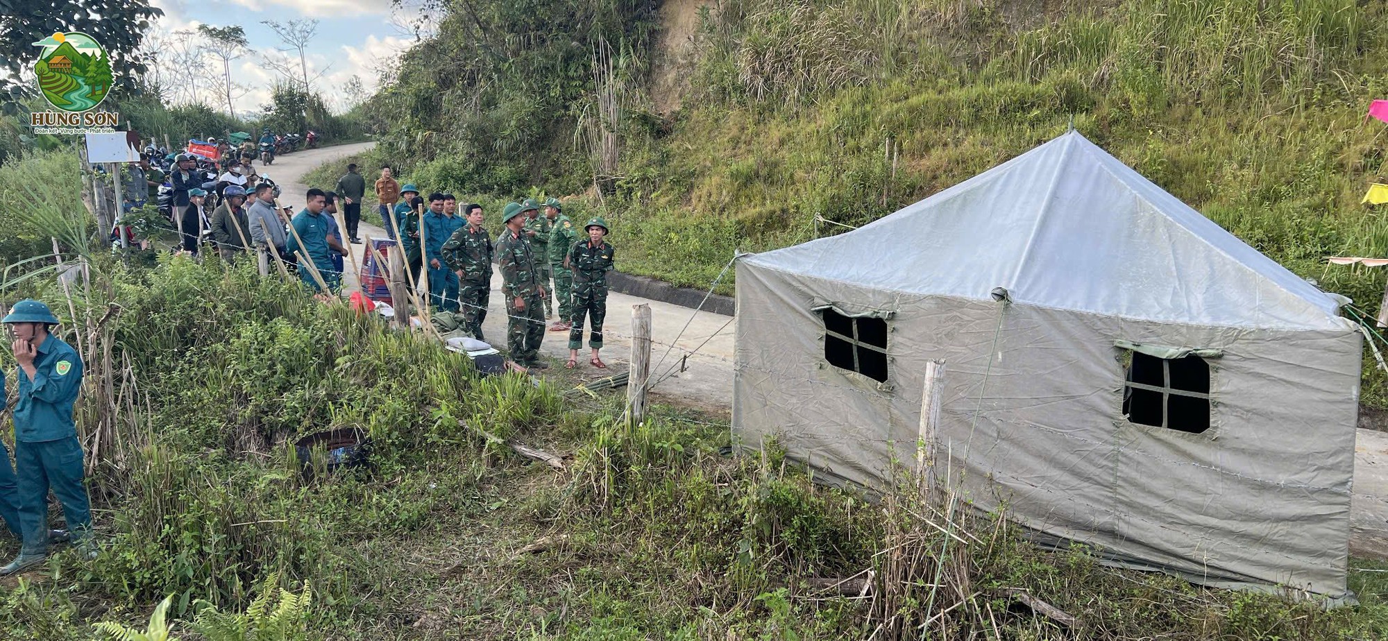 Toàn cảnh từ flycam vụ sạt lở kinh hoàng nghi vùi lấp 3 người ở Đà Nẵng- Ảnh 4.