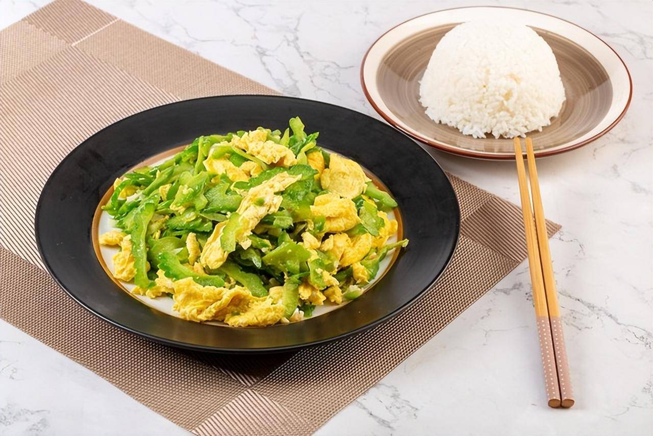 Người phụ nữ 52 tuổi ăn mướp đắng mỗi tối để phòng bệnh mỡ máu, 6 tháng sau đi khám, nhận kết quả bất ngờ- Ảnh 1. Người phụ nữ 52 tuổi ăn mướp đắng mỗi tối để phòng bệnh mỡ máu, 6 tháng sau đi khám, nhận kết quả bất ngờ- Ảnh 1.