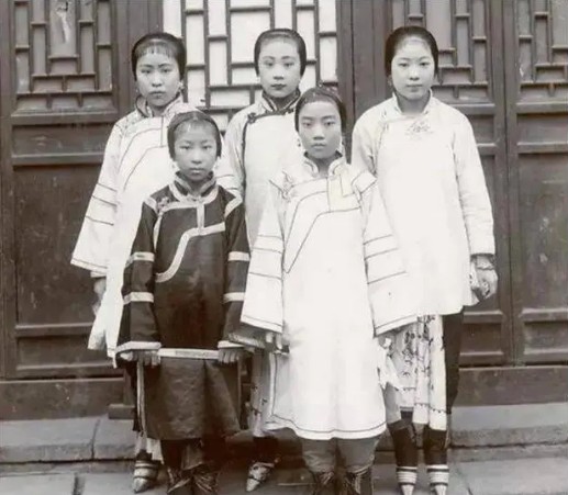 6 bức ảnh hiếm cuối triều Thanh: Chính thất lạnh lùng, thông phòng e dè, diện mạo thái giám gây bất ngờ- Ảnh 2. 6 bức ảnh hiếm cuối triều Thanh: Chính thất lạnh lùng, thông phòng e dè, diện mạo thái giám gây bất ngờ- Ảnh 2.