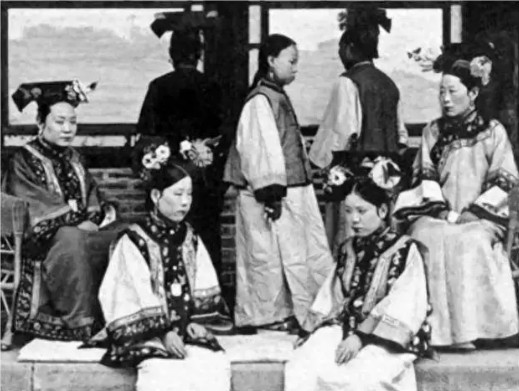 6 bức ảnh hiếm cuối triều Thanh: Chính thất lạnh lùng, thông phòng e dè, diện mạo thái giám gây bất ngờ- Ảnh 1. 6 bức ảnh hiếm cuối triều Thanh: Chính thất lạnh lùng, thông phòng e dè, diện mạo thái giám gây bất ngờ- Ảnh 1.