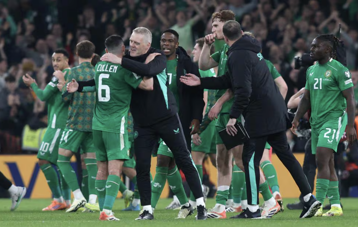 Ronaldo nhận thẻ đỏ sốc, Bồ Đào Nha thua tan tác ở Ireland - Ảnh 3.