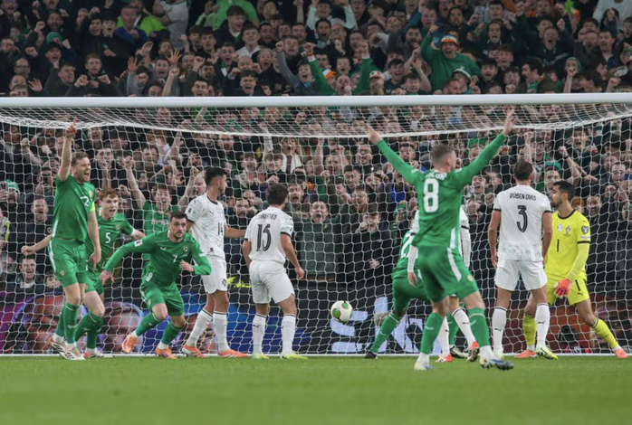 Ronaldo nhận thẻ đỏ sốc, Bồ Đào Nha thua tan tác ở Ireland - Ảnh 2.