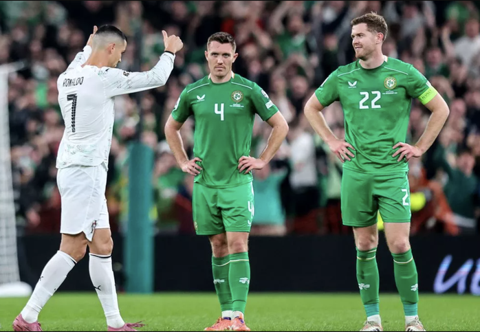Ronaldo nhận thẻ đỏ sốc, Bồ Đào Nha thua tan tác ở Ireland - Ảnh 4.