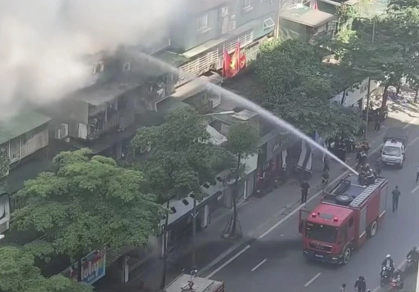 Hai vụ cháy nhà xảy ra trong buổi sáng- Ảnh 1. Hai vụ cháy nhà xảy ra trong buổi sáng- Ảnh 1.