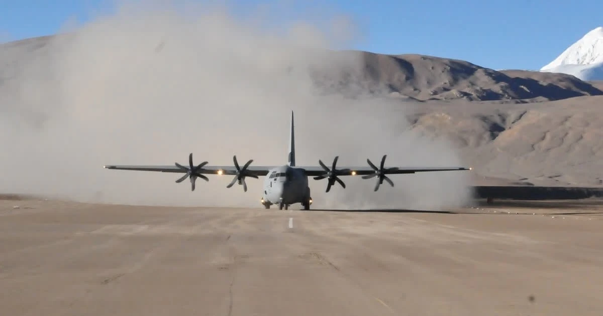 Khoảnh khắc ti&ecirc;m k&iacute;ch Ấn Độ rơi v&agrave; bốc ch&aacute;y tại triển l&atilde;m h&agrave;ng kh&ocirc;ng- Ảnh 2.