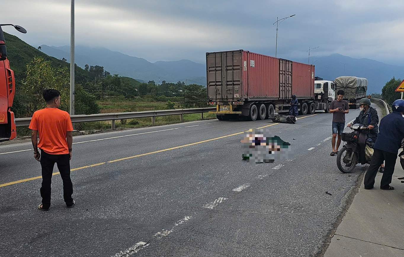 Hai người đi xe máy chết tại chỗ sau va chạm với ô tô tải trên Quốc lộ 1- Ảnh 1. Hai người đi xe máy chết tại chỗ sau va chạm với ô tô tải trên Quốc lộ 1- Ảnh 1.