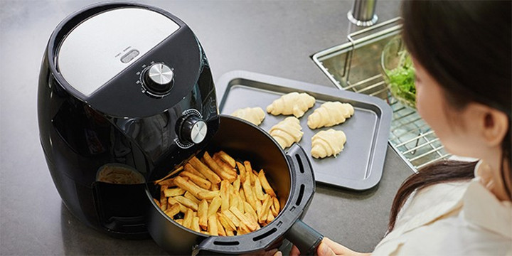 10 sai lầm khi sử dụng nồi chi&ecirc;n kh&ocirc;ng dầu khiến m&oacute;n ăn k&eacute;m ngon, nồi nhanh hỏng- Ảnh 1.