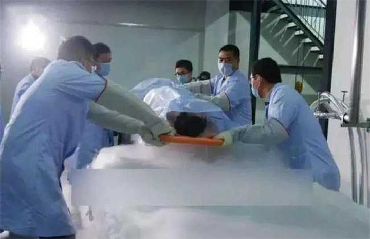 8 năm sau khi đông lạnh thi thể vợ, chồng có người mới nhưng vẫn chờ vợ hồi sinh- Ảnh 2.