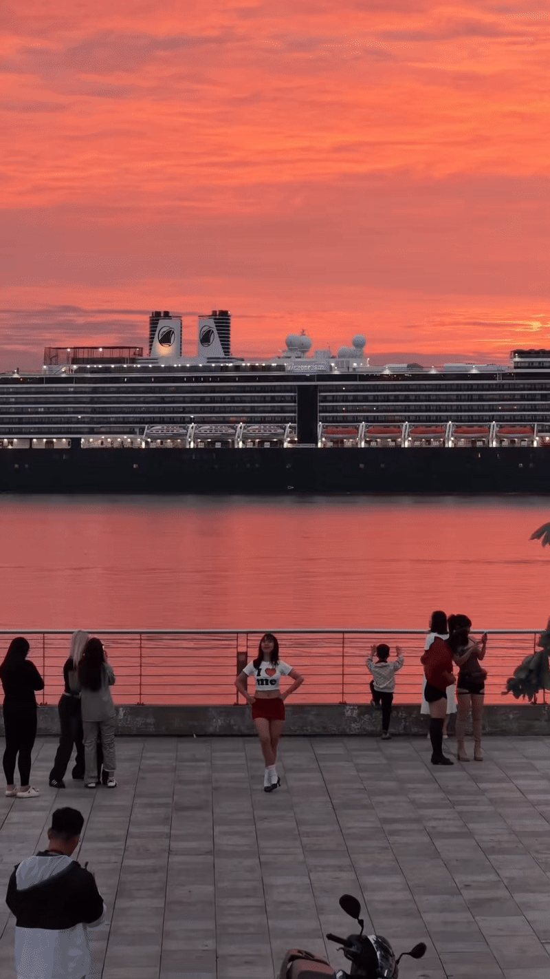 Khung cảnh ở Hạ Long ngay lúc này khiến nhiều người tò mò, nhận xét: "Ở đây đang thực sự có gì?"- Ảnh 2. Khung cảnh ở Hạ Long ngay lúc này khiến nhiều người tò mò, nhận xét: "Ở đây đang thực sự có gì?"- Ảnh 2.