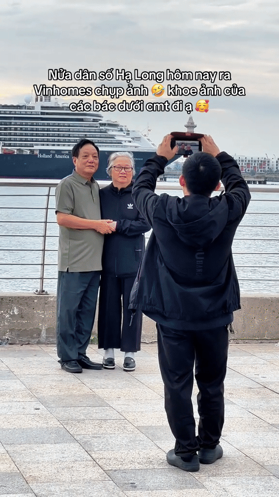 Khung cảnh ở Hạ Long ngay lúc này khiến nhiều người tò mò, nhận xét: "Ở đây đang thực sự có gì?"- Ảnh 1. Khung cảnh ở Hạ Long ngay lúc này khiến nhiều người tò mò, nhận xét: "Ở đây đang thực sự có gì?"- Ảnh 1.