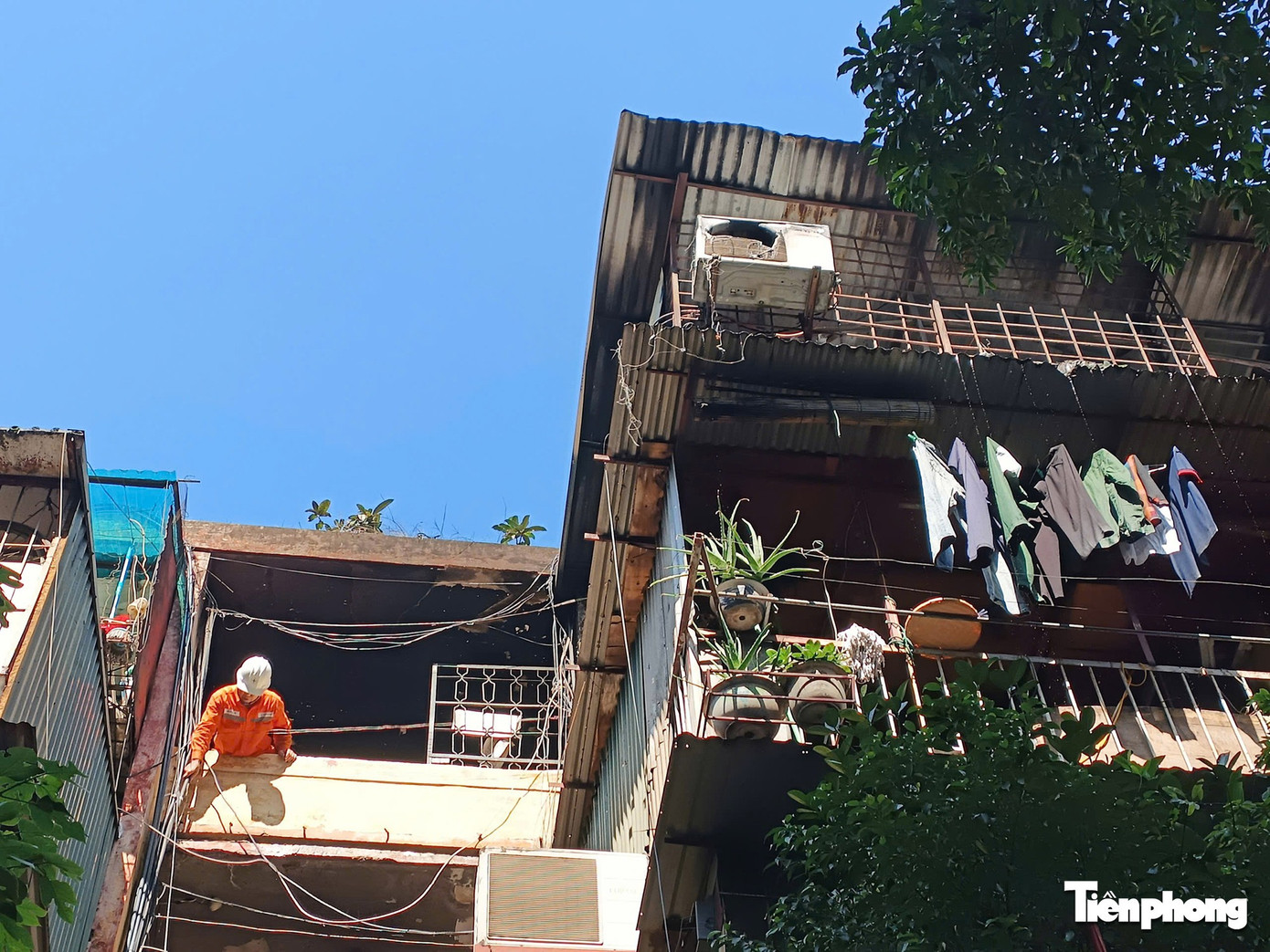 Hà Nội: Lửa thiêu rụi căn phòng tầng 5 tập thể A2 Phạm Ngọc Thạch- Ảnh 3.