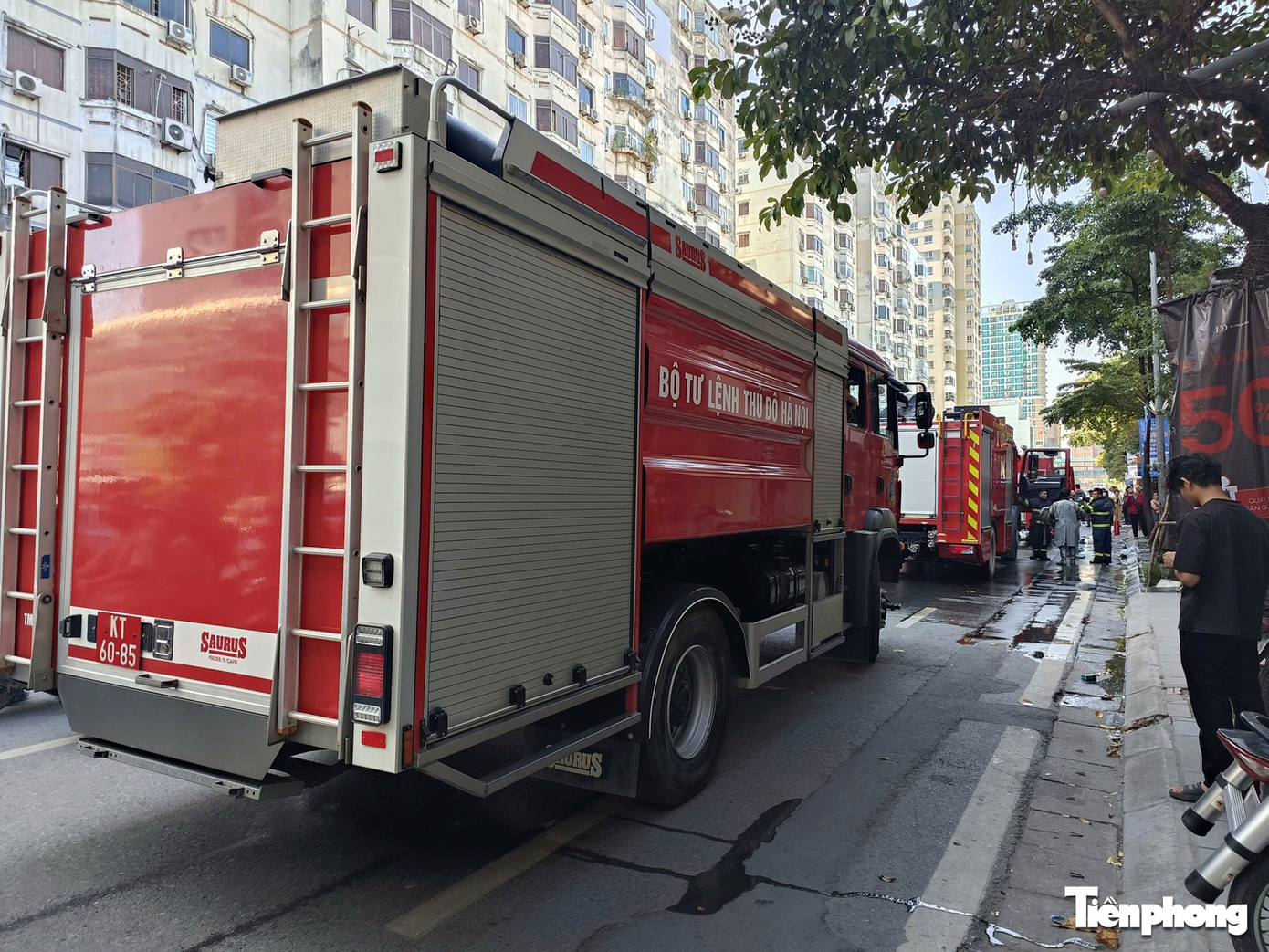 Hà Nội: Lửa thiêu rụi căn phòng tầng 5 tập thể A2 Phạm Ngọc Thạch- Ảnh 2.