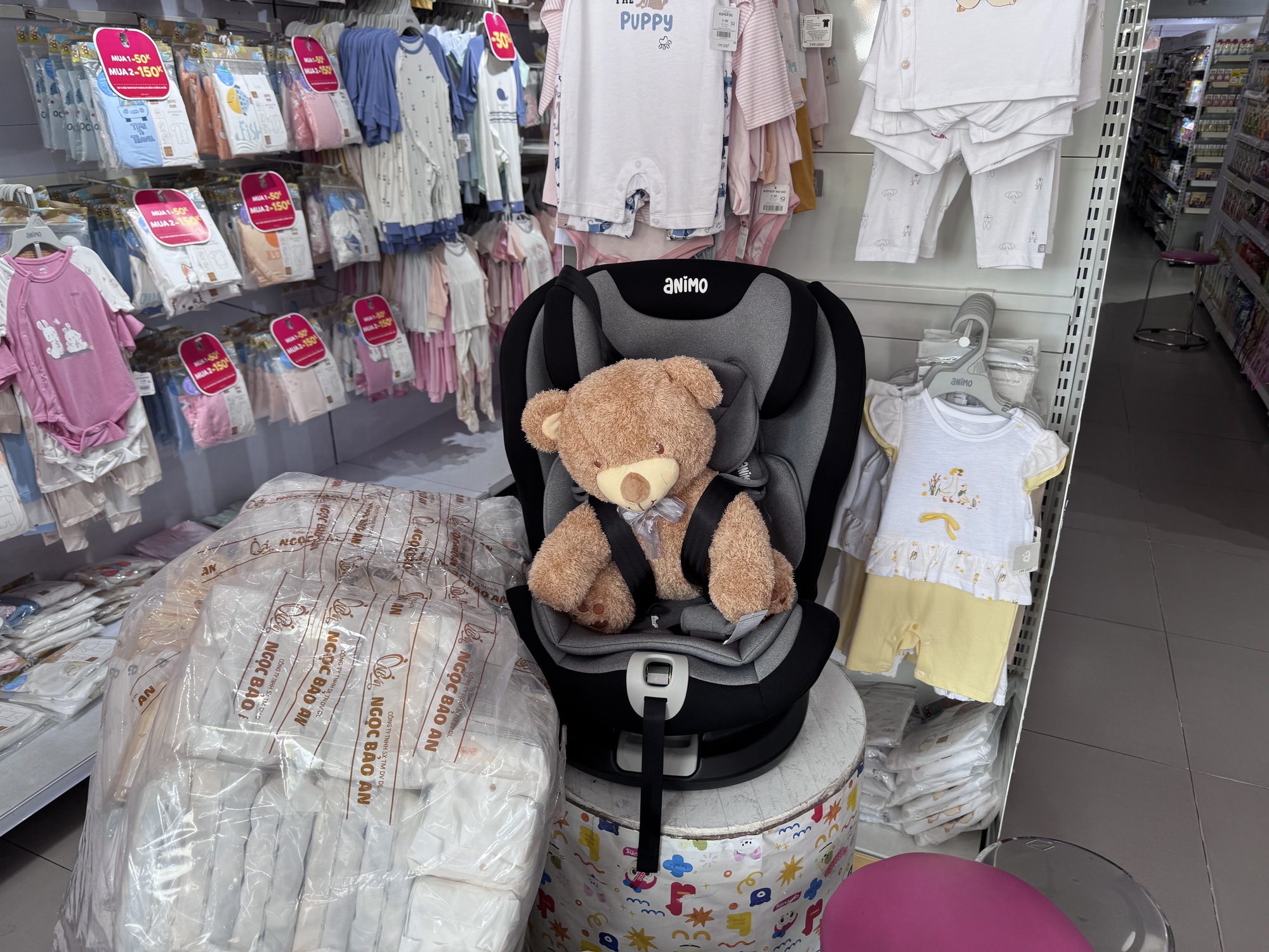 &ldquo;Chạy đua&rdquo; t&igrave;m mua ghế ngồi &ocirc; t&ocirc; cho trẻ em- Ảnh 2.