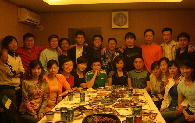 Họp lớp báo 50 người đến, lúc đi ăn lại thành 70 người, hết 185 triệu đồng nhưng tiền thu về thiếu 37 triệu đồng: Ăn xong cả lớp rời nhóm!- Ảnh 1.