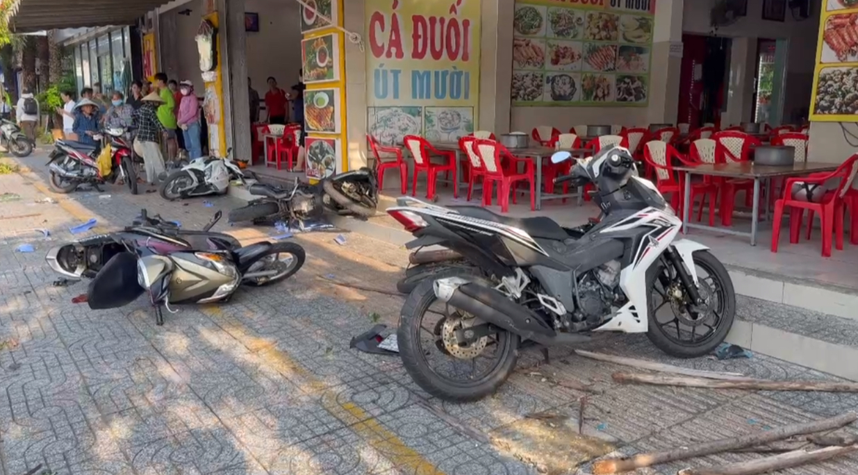 CLIP: Ô tô leo vỉa hè tông 5 xe máy, húc văng người đàn ông nước ngoài ở Vũng Tàu- Ảnh 1. CLIP: Ô tô leo vỉa hè tông 5 xe máy, húc văng người đàn ông nước ngoài ở Vũng Tàu- Ảnh 1.