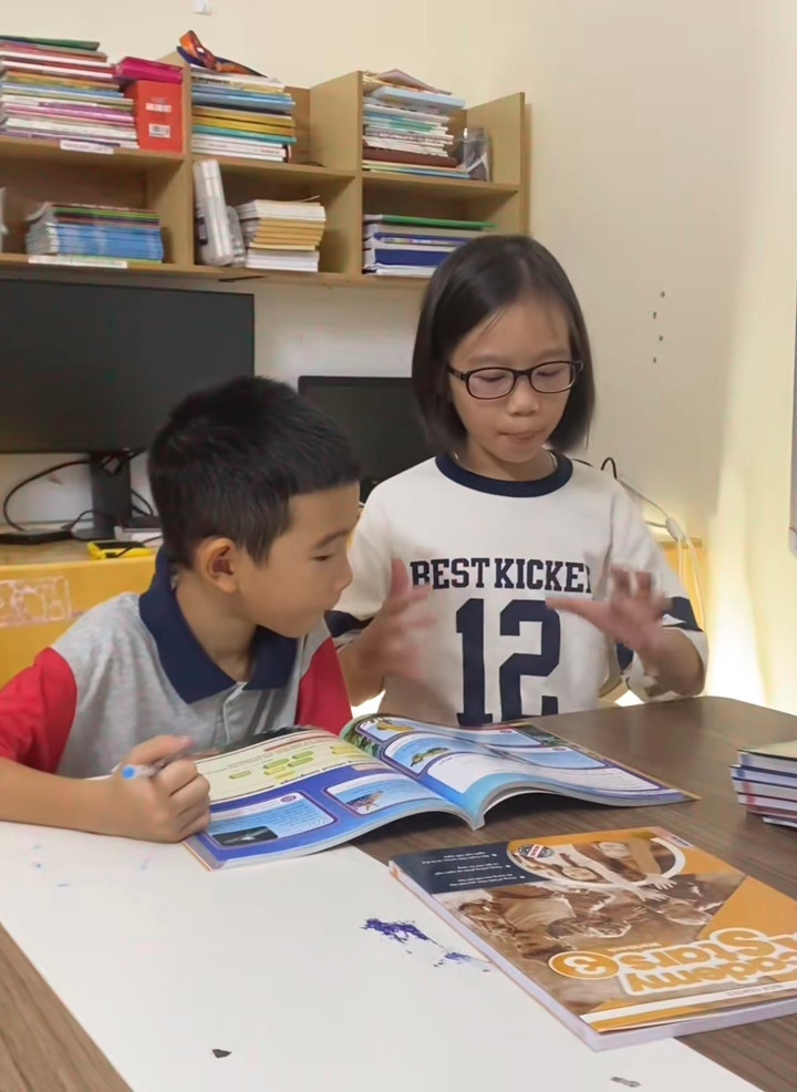 Cô bé 9 tuổi gây sốt vì dạy em trai 'chất' như cô giáo, nói tiếng Anh siêu chuẩn- Ảnh 7.