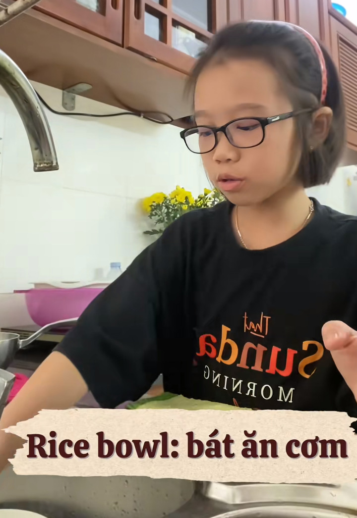 Cô bé 9 tuổi gây sốt vì dạy em trai 'chất' như cô giáo, nói tiếng Anh siêu chuẩn- Ảnh 4.