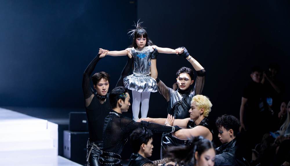 Mẫu nhí Jennie Bảo Châu gây chú ý khi chơi piano và vũ đạo tại Tuần lễ Thời trang Quốc tế Việt Nam 2025- Ảnh 4.