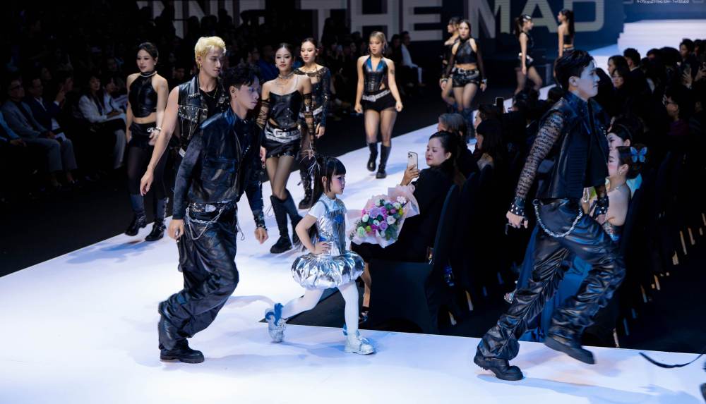 Mẫu nhí Jennie Bảo Châu gây chú ý khi chơi piano và vũ đạo tại Tuần lễ Thời trang Quốc tế Việt Nam 2025- Ảnh 8.