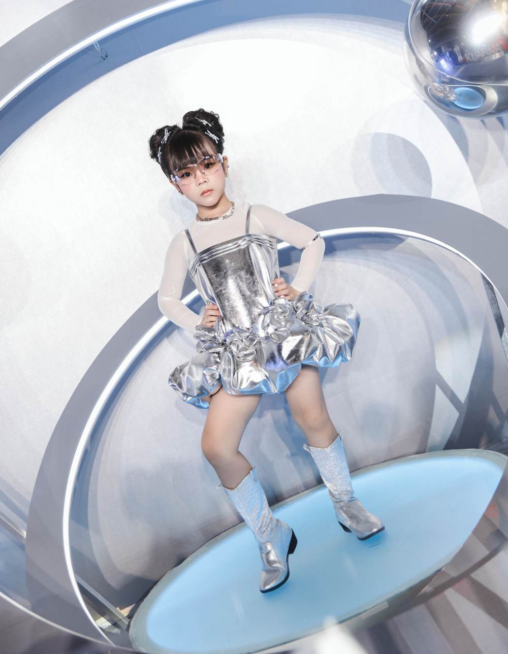 Mẫu nhí Jennie Bảo Châu gây chú ý khi chơi piano và vũ đạo tại Tuần lễ Thời trang Quốc tế Việt Nam 2025- Ảnh 2.