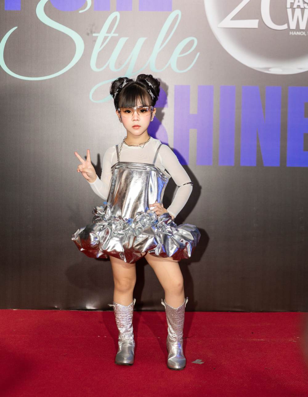 Mẫu nhí Jennie Bảo Châu gây chú ý khi chơi piano và vũ đạo tại Tuần lễ Thời trang Quốc tế Việt Nam 2025- Ảnh 1.