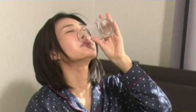 Vì Sao Không Nên Uống Nước Trước Khi Ngủ?- Ảnh 1.