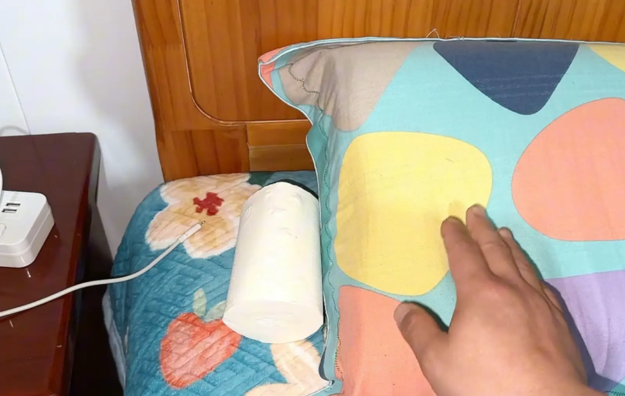 Tại sao không nên để cuộn giấy ăn ngay đầu giường?- Ảnh 1.