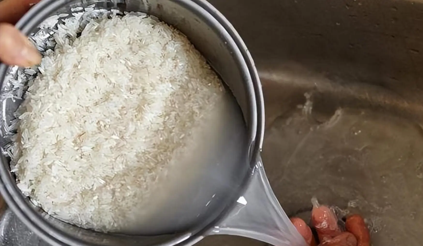 Vo gạo chắt lấy nước rồi bôi khắp nhà, hiệu quả "vàng mười" sẽ khiến bạn bất ngờ- Ảnh 1.