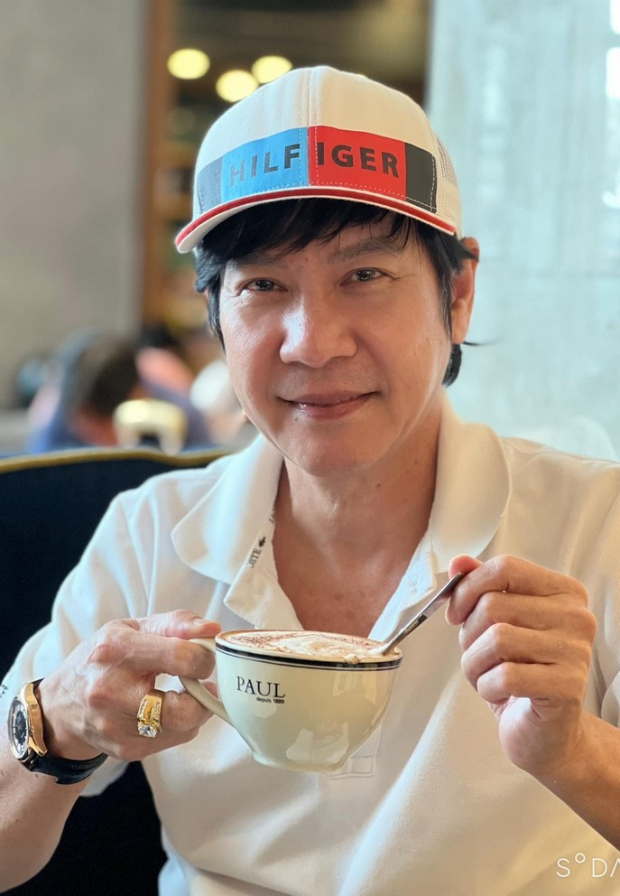 Nam nghệ sĩ 61 tuổi được vợ kém gần 30 tuổi xem như báu vật: Thích ở nhà dọn dẹp, nấu nướng, giặt giũ- Ảnh 1.