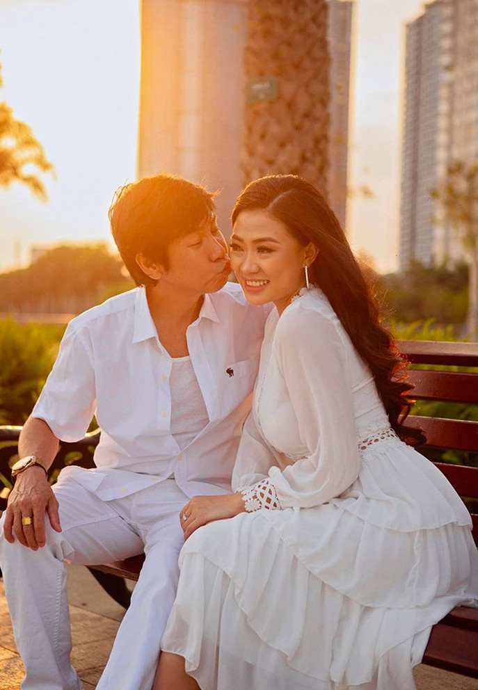 Nam nghệ sĩ 61 tuổi được vợ kém gần 30 tuổi xem như báu vật: Thích ở nhà dọn dẹp, nấu nướng, giặt giũ- Ảnh 2.