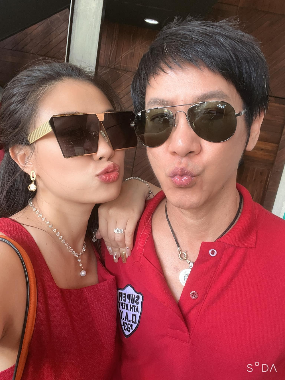 Nam nghệ sĩ 61 tuổi được vợ kém gần 30 tuổi xem như báu vật: Thích ở nhà dọn dẹp, nấu nướng, giặt giũ- Ảnh 4.