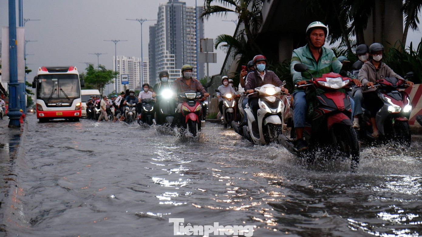 TPHCM 'đang ch&igrave;m' nhanh thứ 2 thế giới, giải cứu si&ecirc;u đ&ocirc; thị như n&agrave;o?- Ảnh 4.